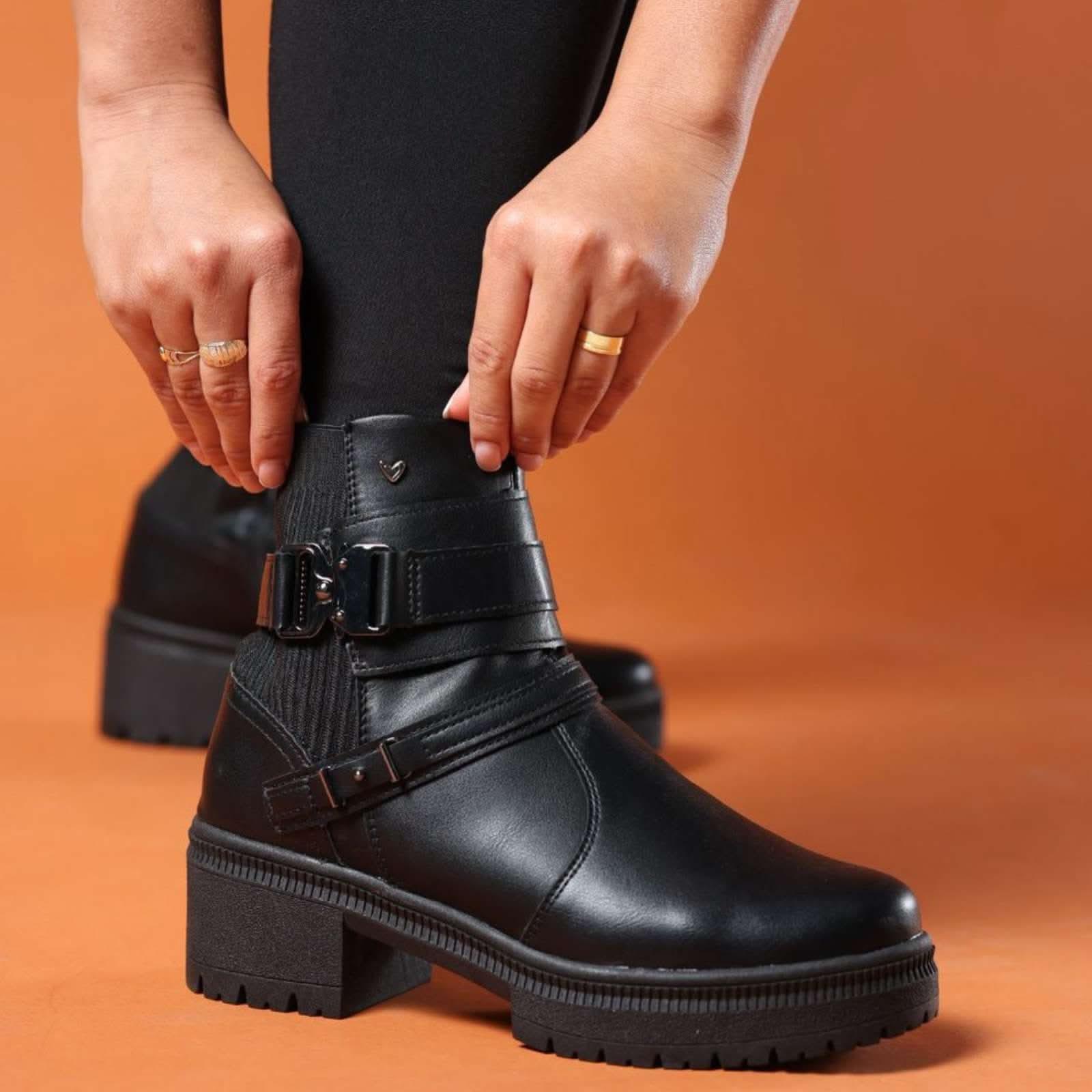 BOTA FEMININA COURO NAPA CANO CURTO LAYLA - Banana Calçados -